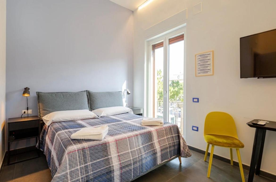 B&B Un Passo Dal Treno Piazza Vittorio Veneto 36-Salerno Station エクステリア 写真