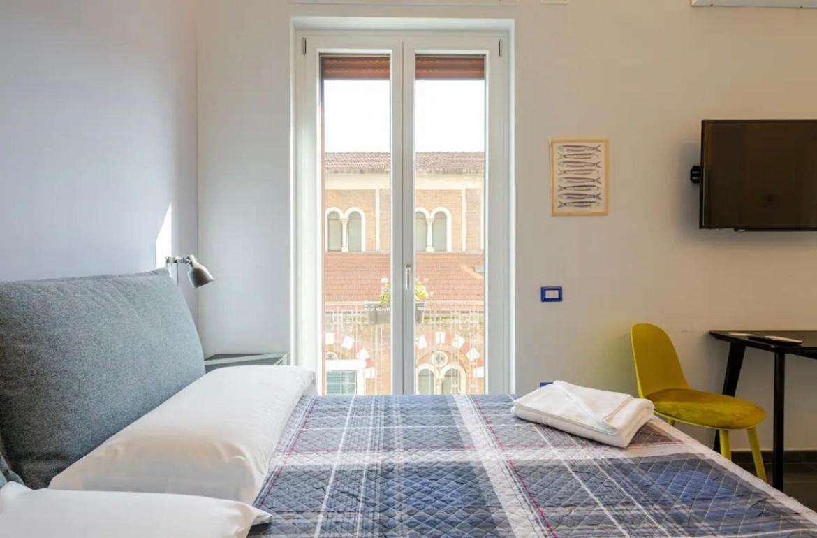 B&B Un Passo Dal Treno Piazza Vittorio Veneto 36-Salerno Station エクステリア 写真