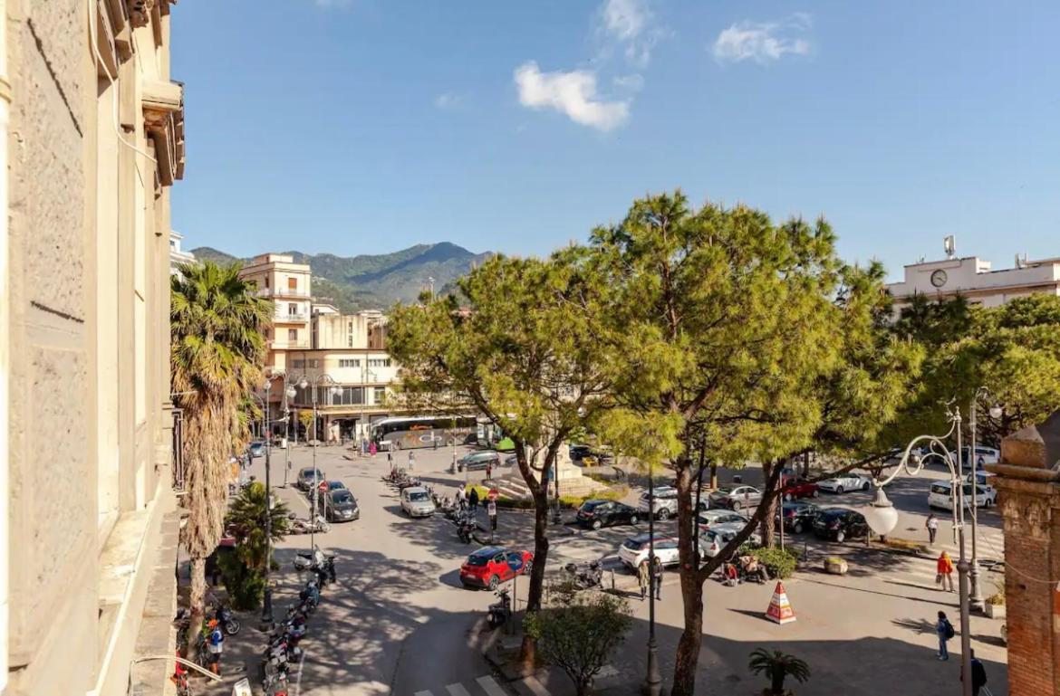 B&B Un Passo Dal Treno Piazza Vittorio Veneto 36-Salerno Station エクステリア 写真